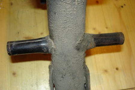 Die Lagerung für die Schwingenachse ist an beiden Seiten mehrfach eingerissen